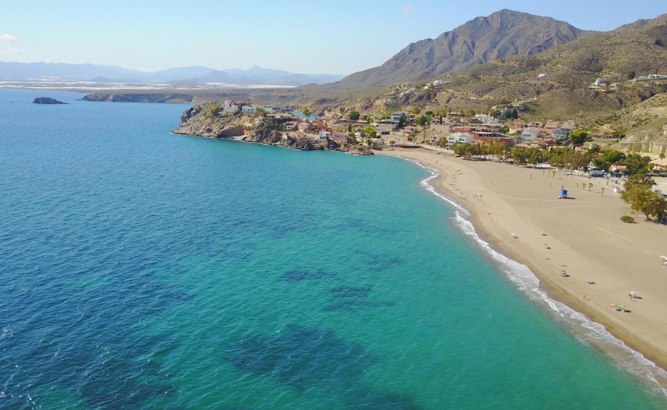 Playa de Bolnuevo'in fotoğrafı parlak kum yüzey ile