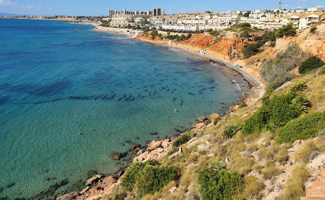 Cala Aguamarina'in fotoğrafı gri kum yüzey ile