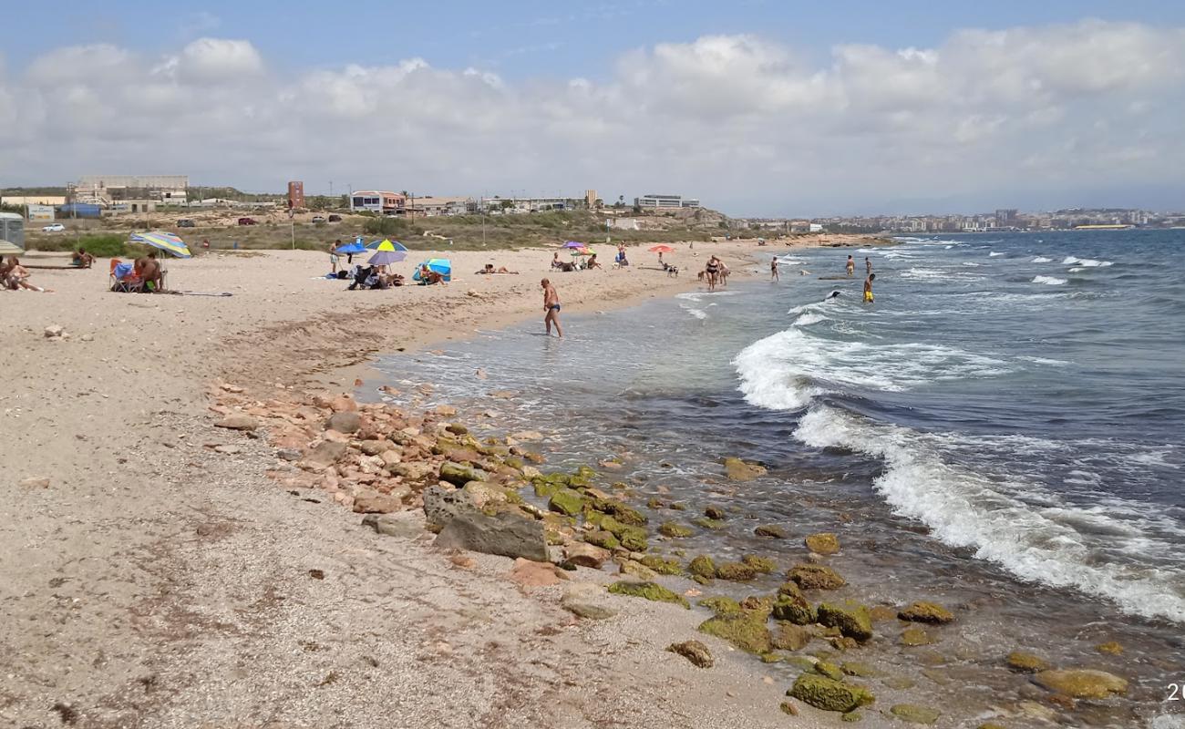 Playa de Agua Amarga'in fotoğrafı açık bej kum yüzey ile