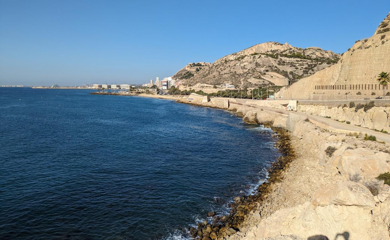 Cala de la Sangueta'in fotoğrafı taşlar yüzey ile