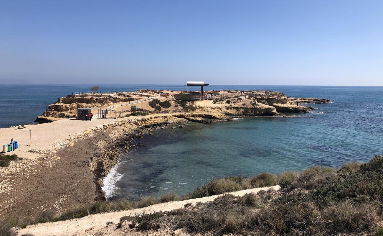 Platja dels Banyets de la Reina'in fotoğrafı taşlar yüzey ile