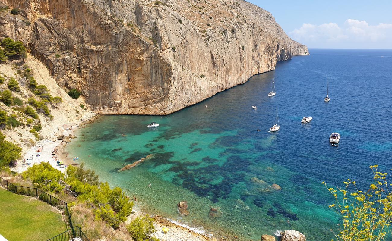 Cala del Raco del Corb'in fotoğrafı hafif çakıl yüzey ile