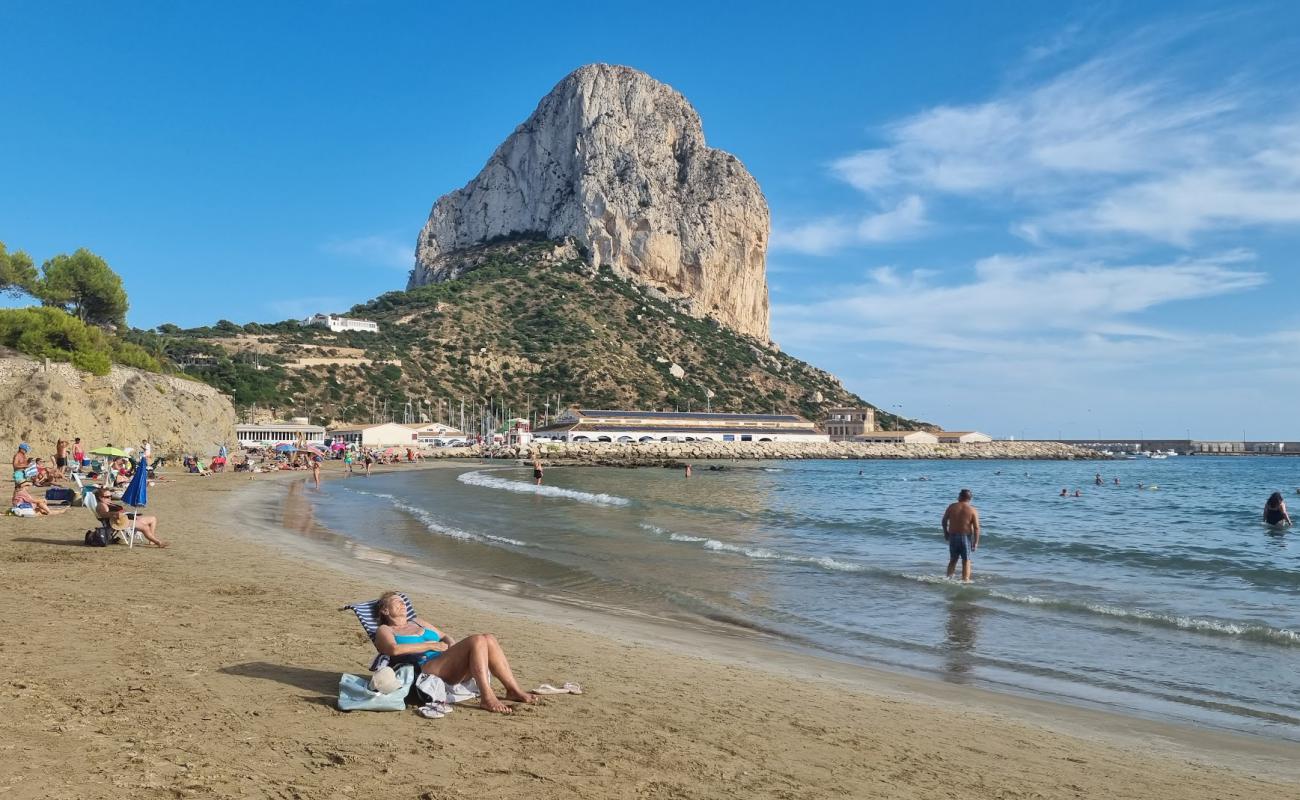 Playa del Cantal Roig'in fotoğrafı parlak kum yüzey ile