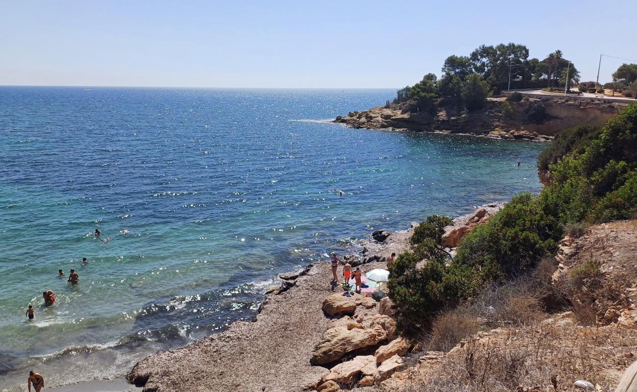 Cala La Calalga'in fotoğrafı gri kum yüzey ile