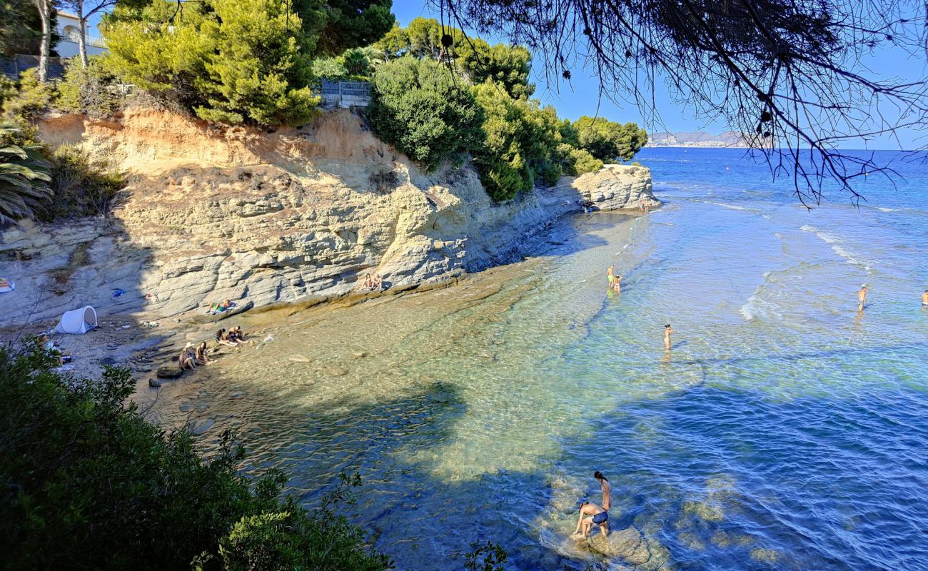 Cala del Mallorqui'in fotoğrafı taşlar yüzey ile