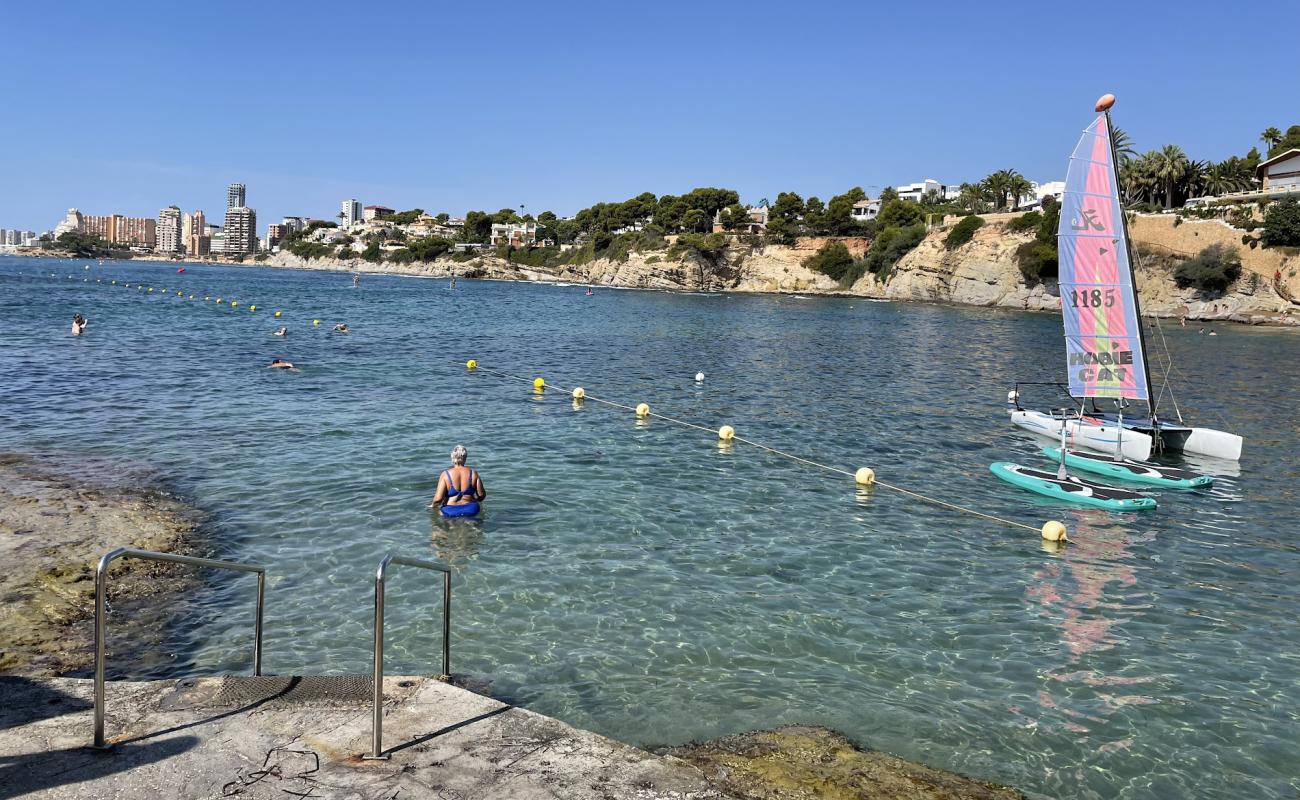 Cala Les Bassetes'in fotoğrafı taşlar yüzey ile