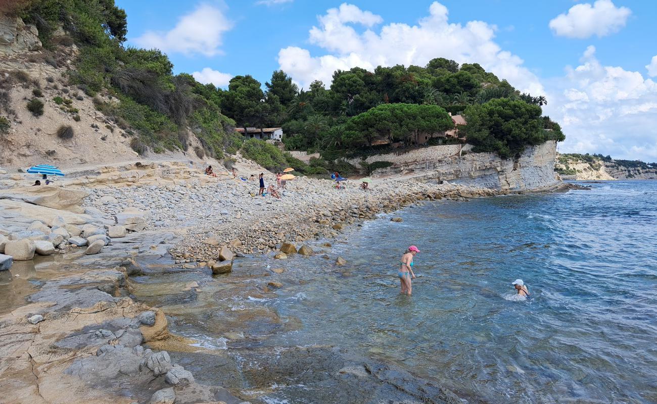 Cala Llobella'in fotoğrafı taşlar yüzey ile