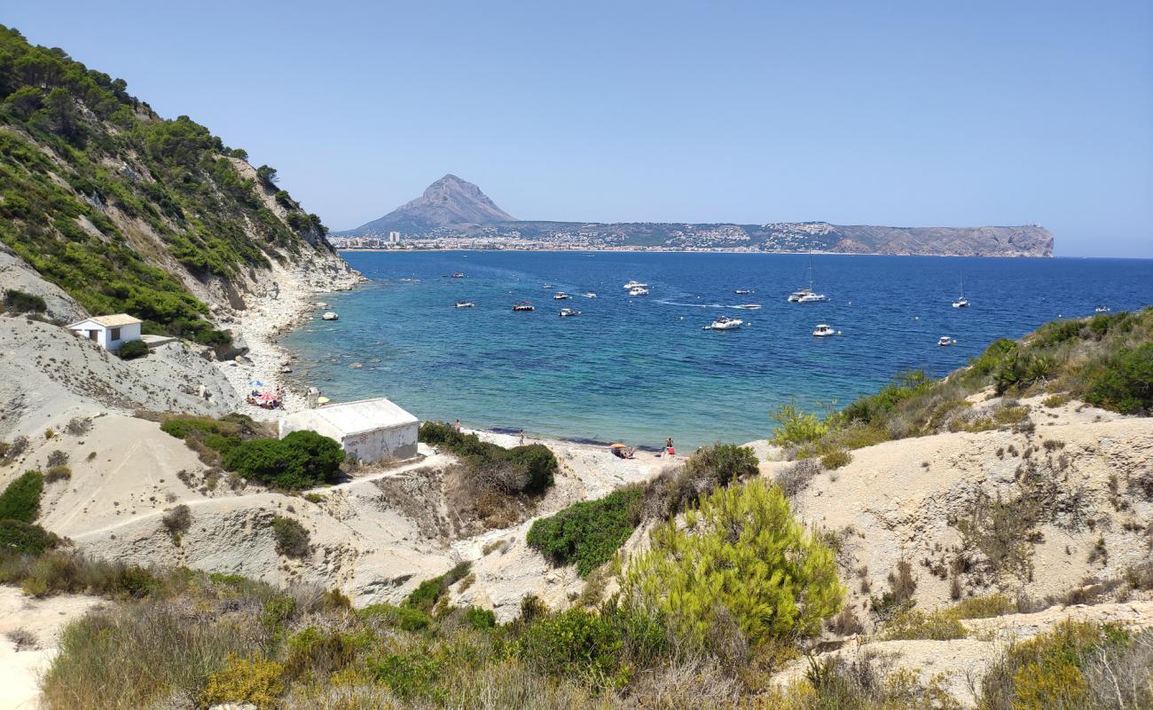 Cala Sardinera'in fotoğrafı taşlar yüzey ile