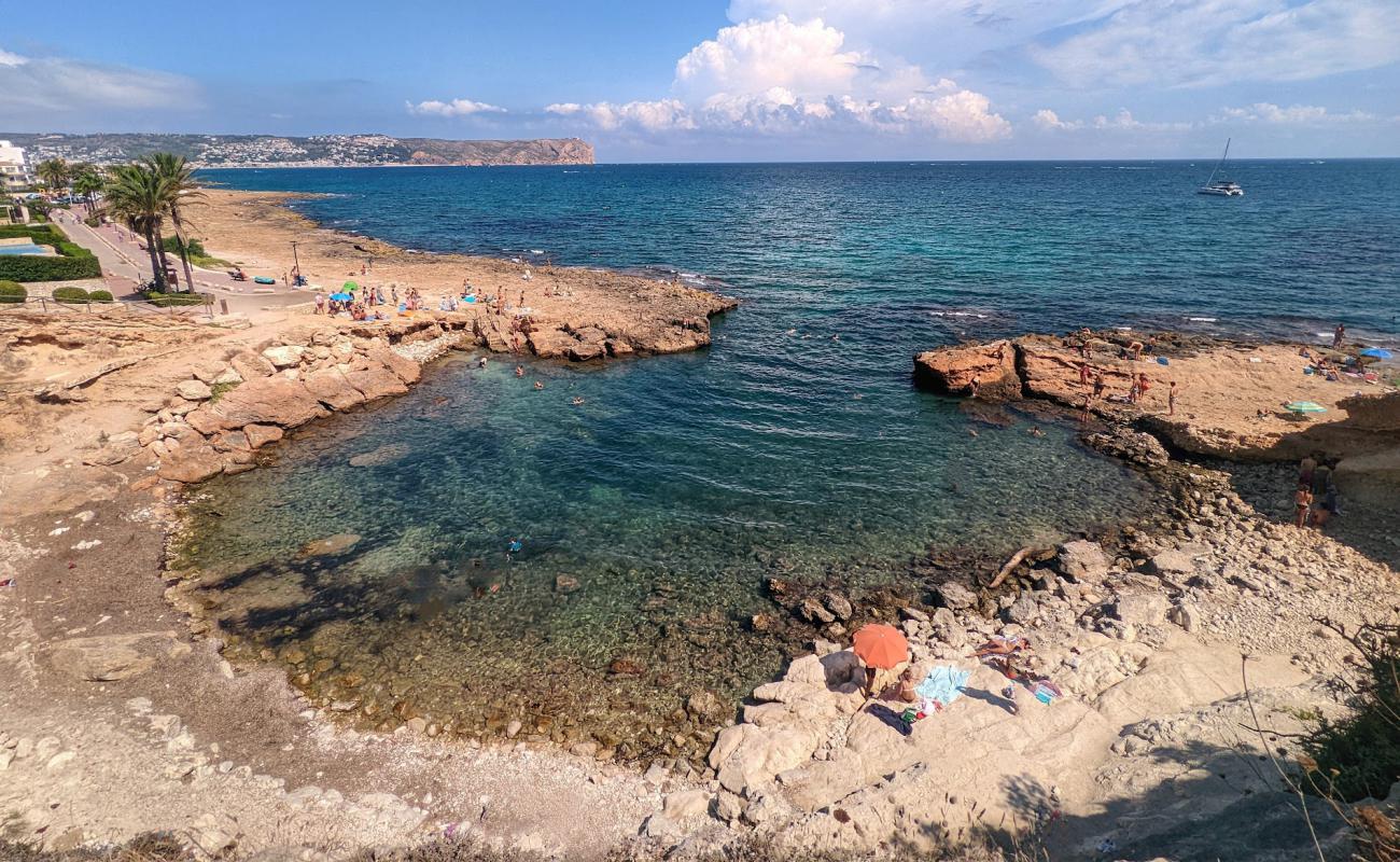 Cala Blanca'in fotoğrafı taşlar yüzey ile