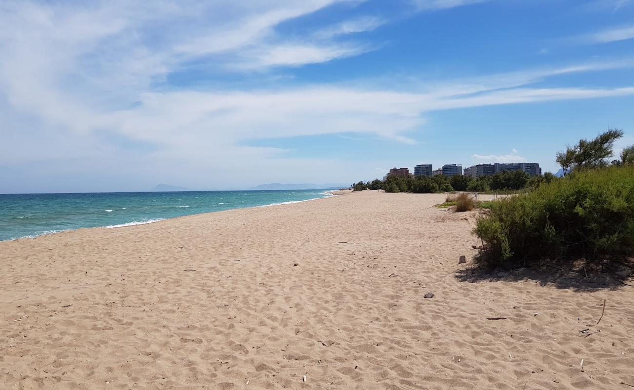 Platja del Brosquil'in fotoğrafı parlak kum yüzey ile