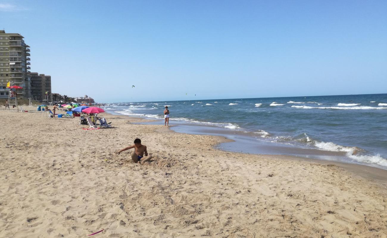 Platja del Mareny de Barraquetes'in fotoğrafı parlak kum yüzey ile