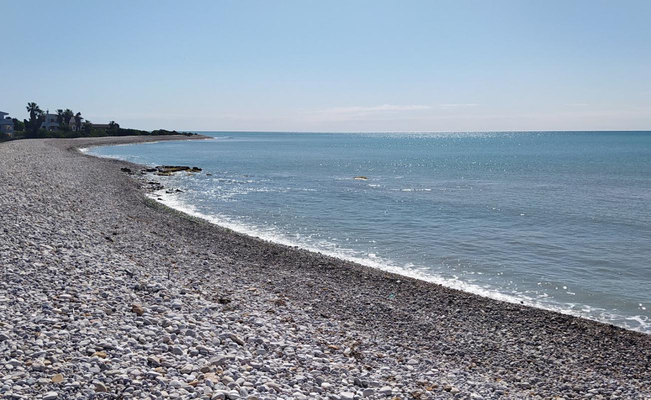 Platja Nord de Torreblanca'in fotoğrafı gri çakıl taşı yüzey ile