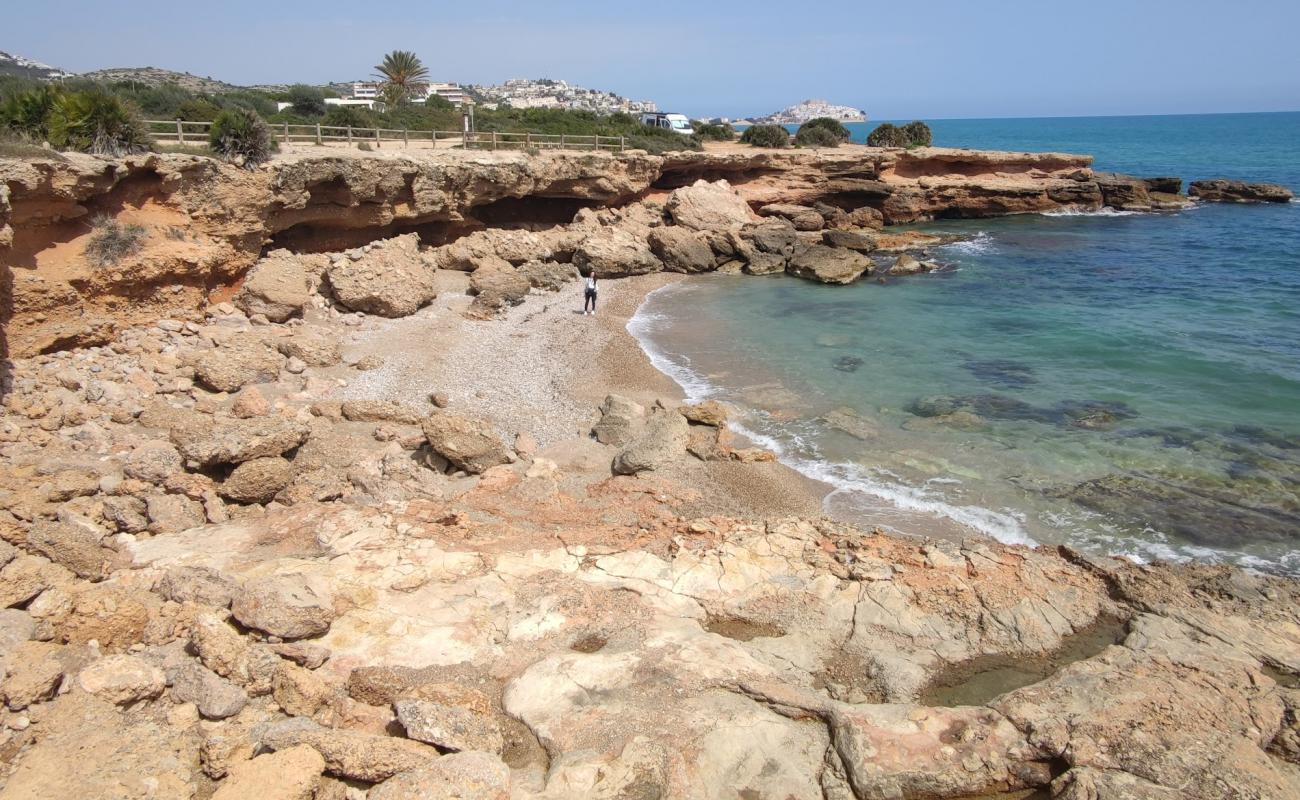 Cala Ordi'in fotoğrafı parlak kum ve kayalar yüzey ile