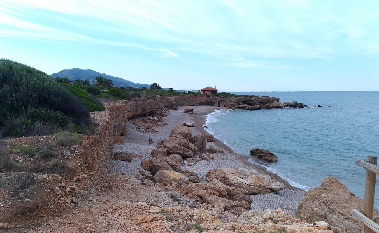 Cala de la Sunyera'in fotoğrafı küçük bej çakıl yüzey ile