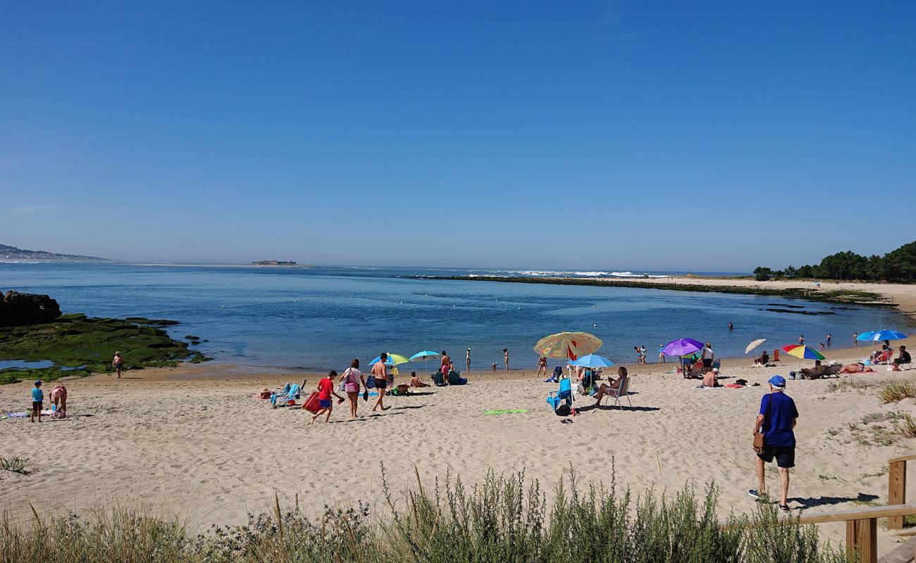 Praia de Camposancos'in fotoğrafı açık bej kum yüzey ile