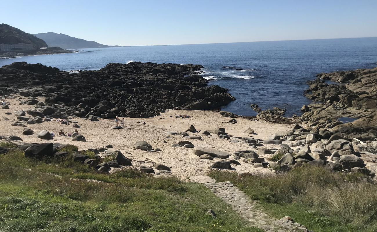 Praia dos Frades'in fotoğrafı hafif ince çakıl taş yüzey ile