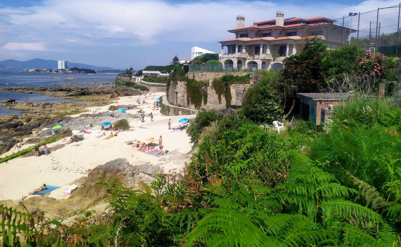 Praia da Buraca'in fotoğrafı parlak kum yüzey ile