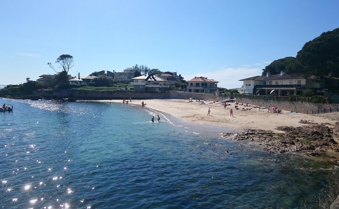 Praia de Toralla'in fotoğrafı parlak kum yüzey ile