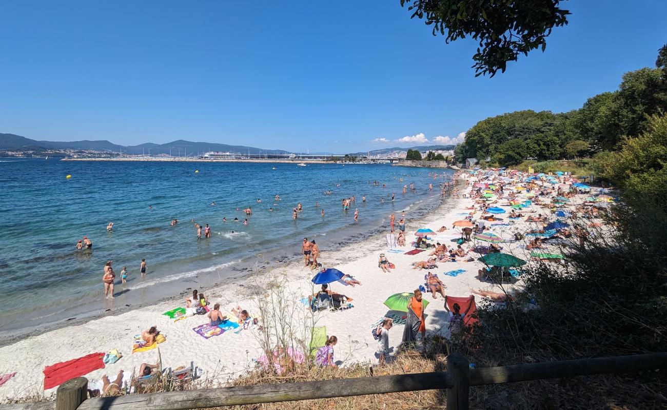 Praia de Bouzas'in fotoğrafı parlak kum yüzey ile