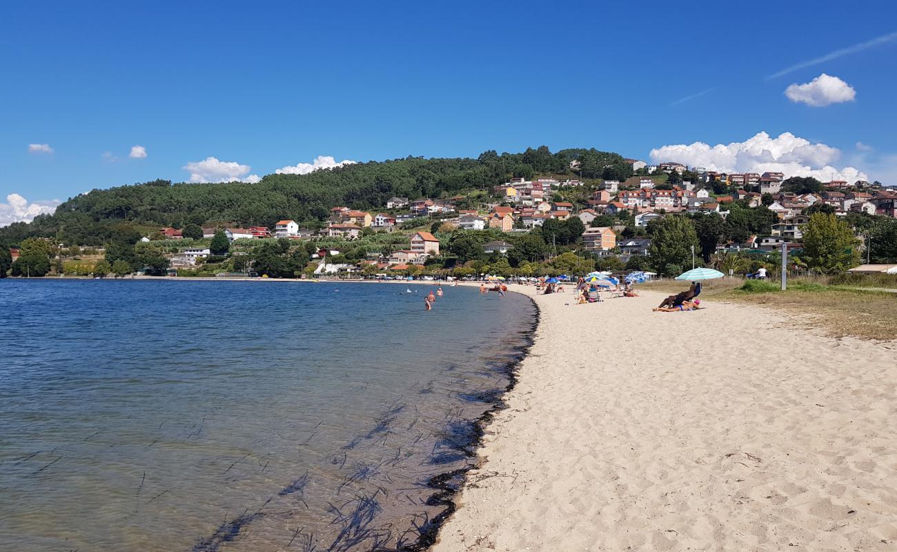 Praia de Cesantes'in fotoğrafı parlak kum yüzey ile