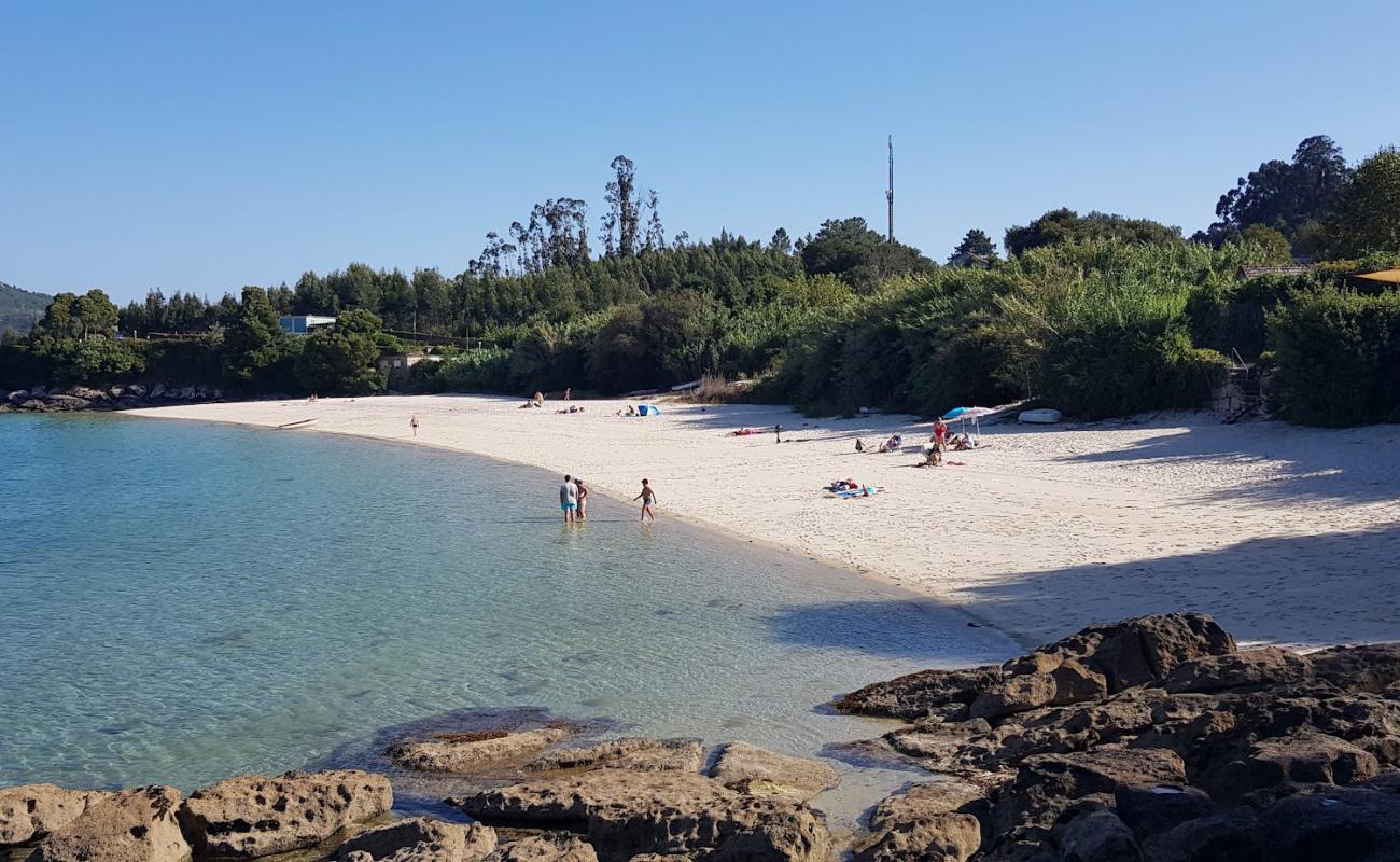 Praia de Pintens'in fotoğrafı parlak kum yüzey ile