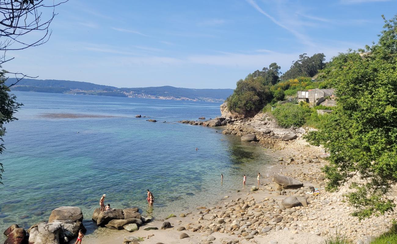 Praia da Ribeirina'in fotoğrafı parlak kum ve kayalar yüzey ile