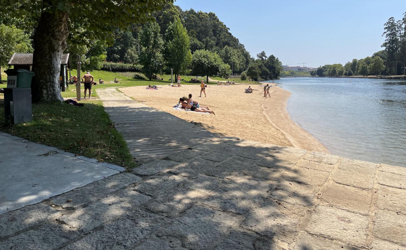 Praia Fluvial do Lerez'in fotoğrafı parlak kum yüzey ile