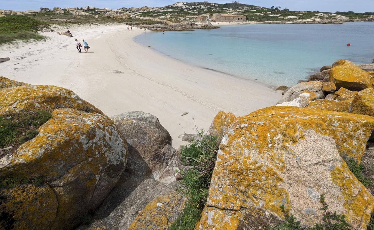 Praia do Castelo Ou do Almacen'in fotoğrafı parlak kum yüzey ile