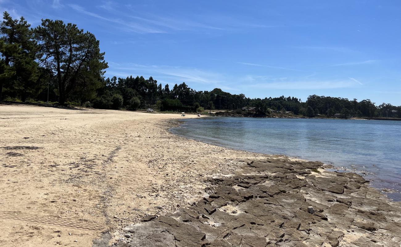 Playa de As Patinas'in fotoğrafı parlak kum yüzey ile