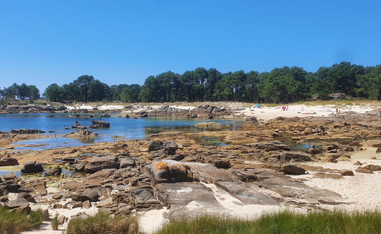 Praia de Xastelas'in fotoğrafı parlak kum yüzey ile