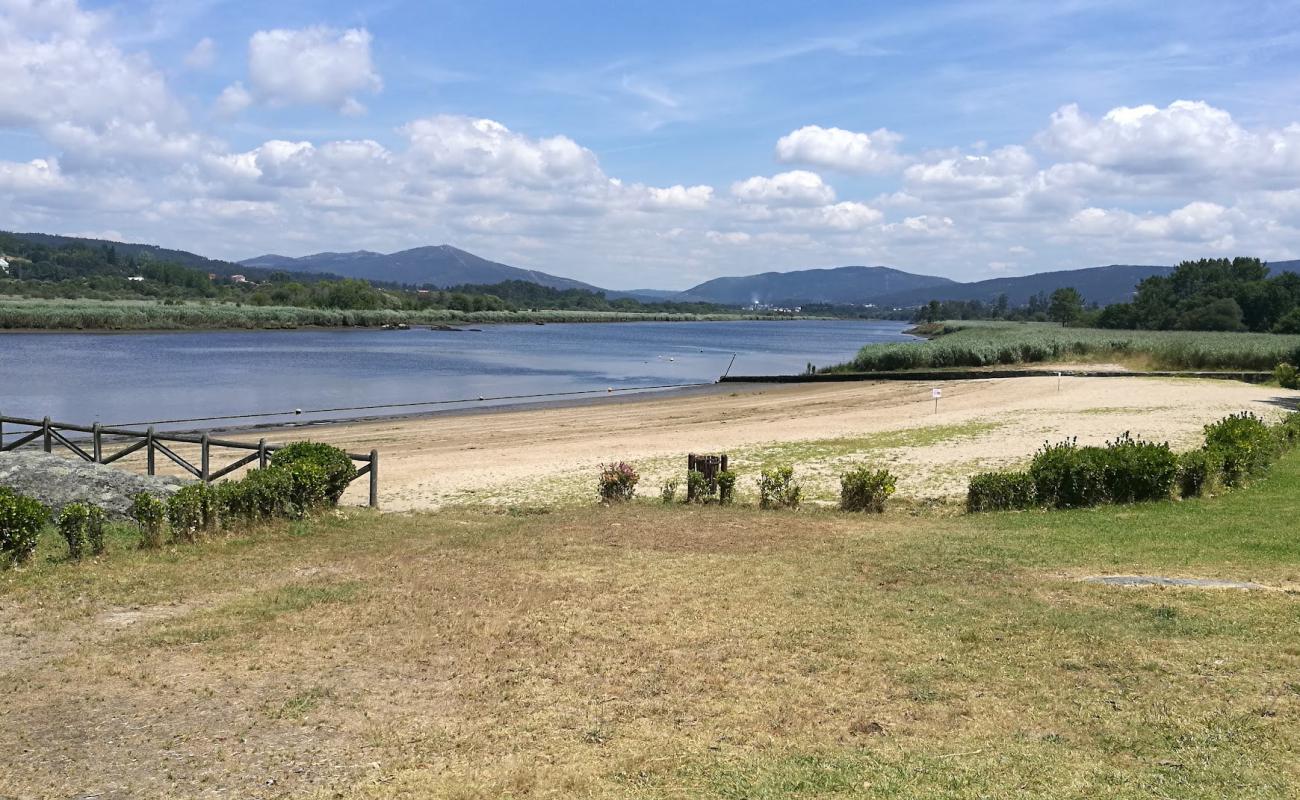 Playa Fluvial Vilarello'in fotoğrafı parlak kum yüzey ile