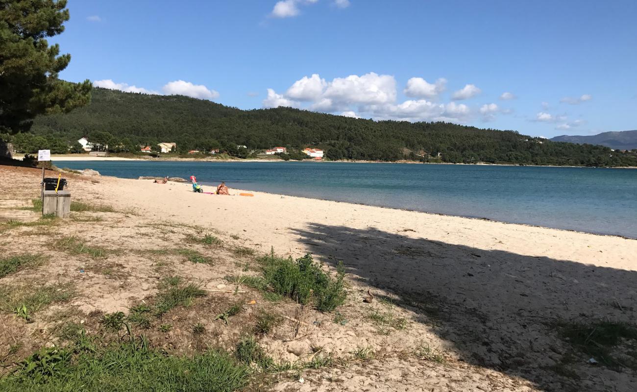 Praia de Linares'in fotoğrafı açık bej kum yüzey ile