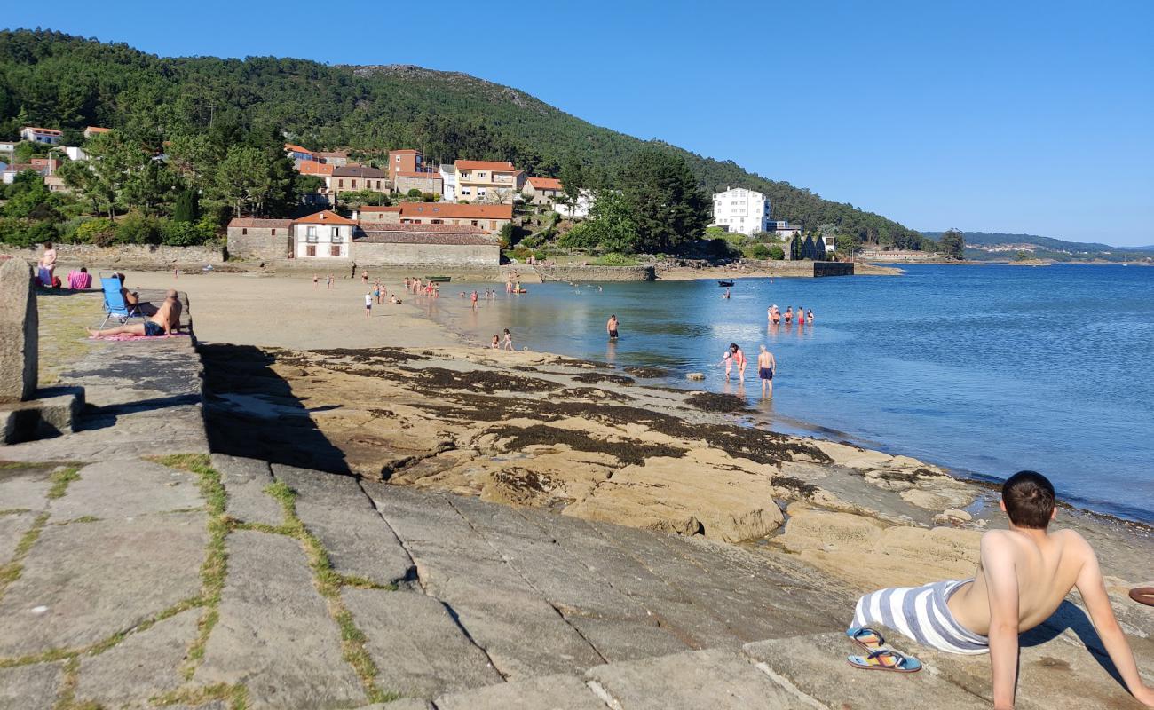 Praia de Anido'in fotoğrafı parlak kum yüzey ile