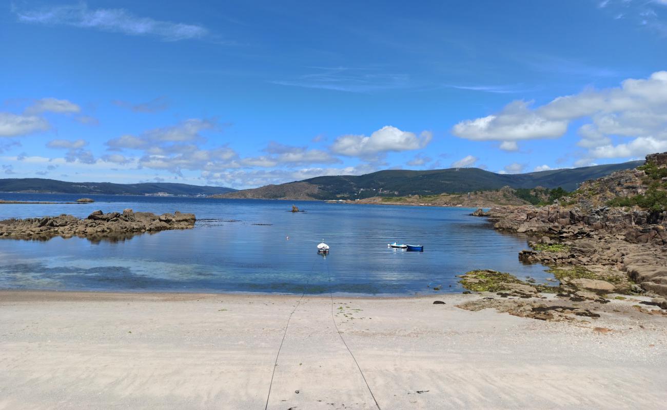 Praia de Quilmas'in fotoğrafı açık bej kum yüzey ile