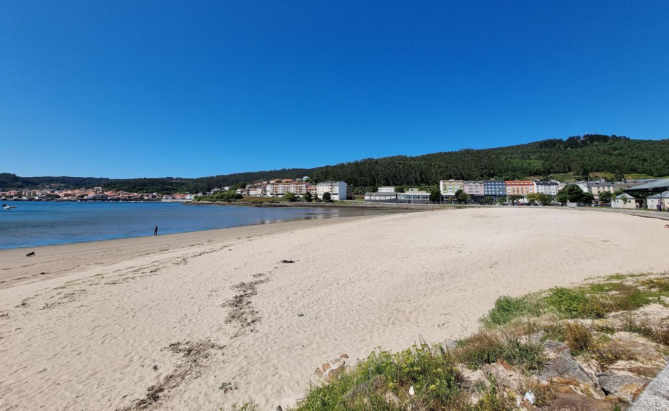 Praia de Cee'in fotoğrafı parlak kum yüzey ile