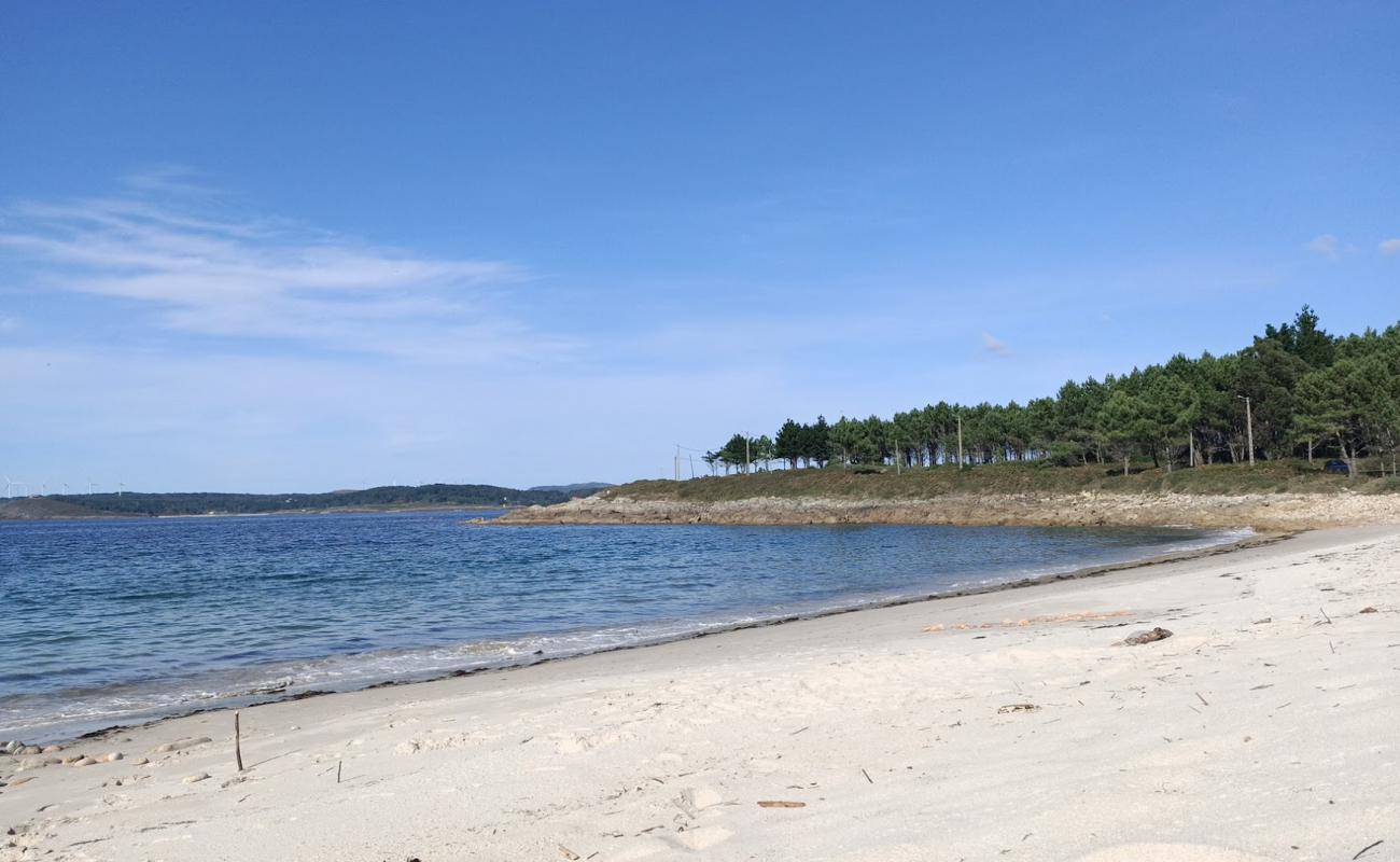 Praia Espineirido'in fotoğrafı açık bej kum yüzey ile