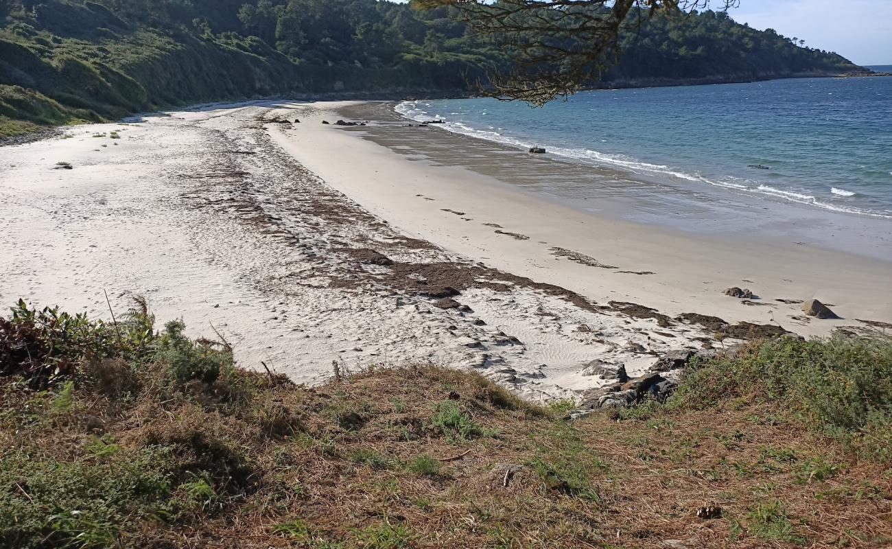 Praia de Borreiros'in fotoğrafı açık bej kum yüzey ile