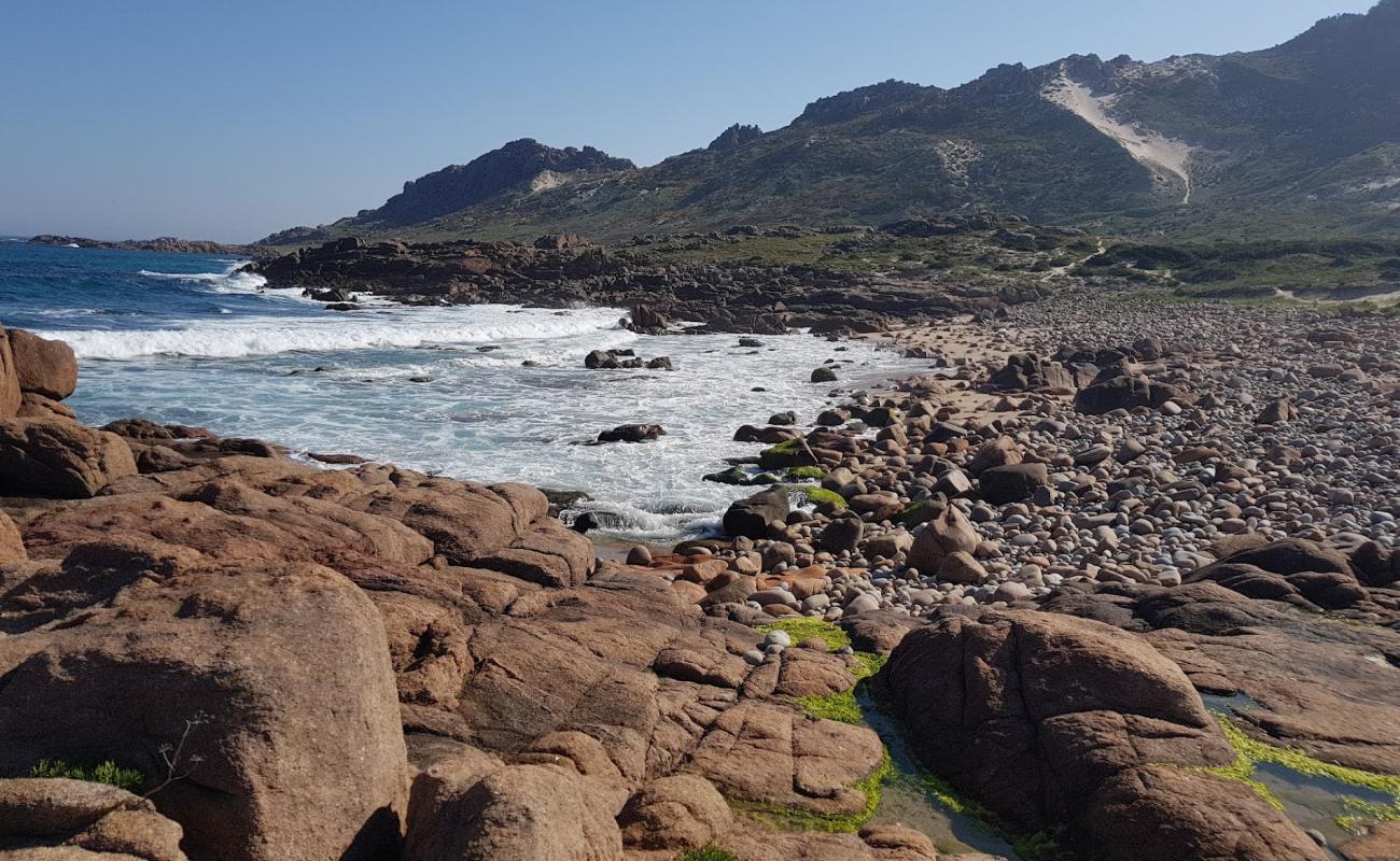Praia de Reira'in fotoğrafı bej kum ve kayalar yüzey ile