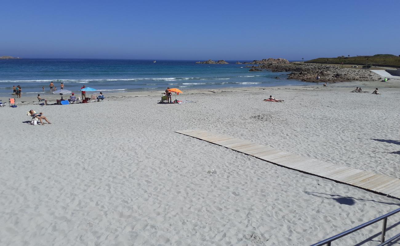 Area de Arou Beach'in fotoğrafı açık bej kum yüzey ile