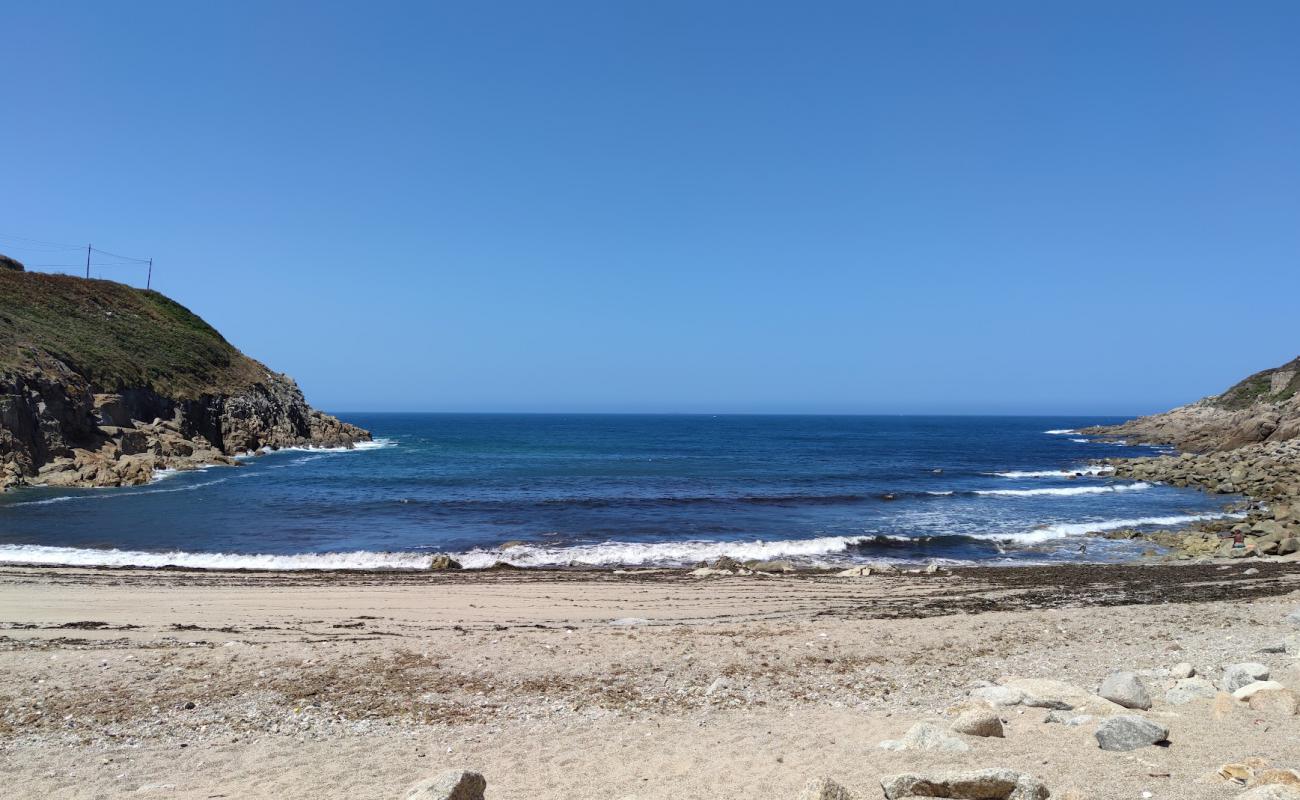 Praia de Bens'in fotoğrafı parlak kum yüzey ile