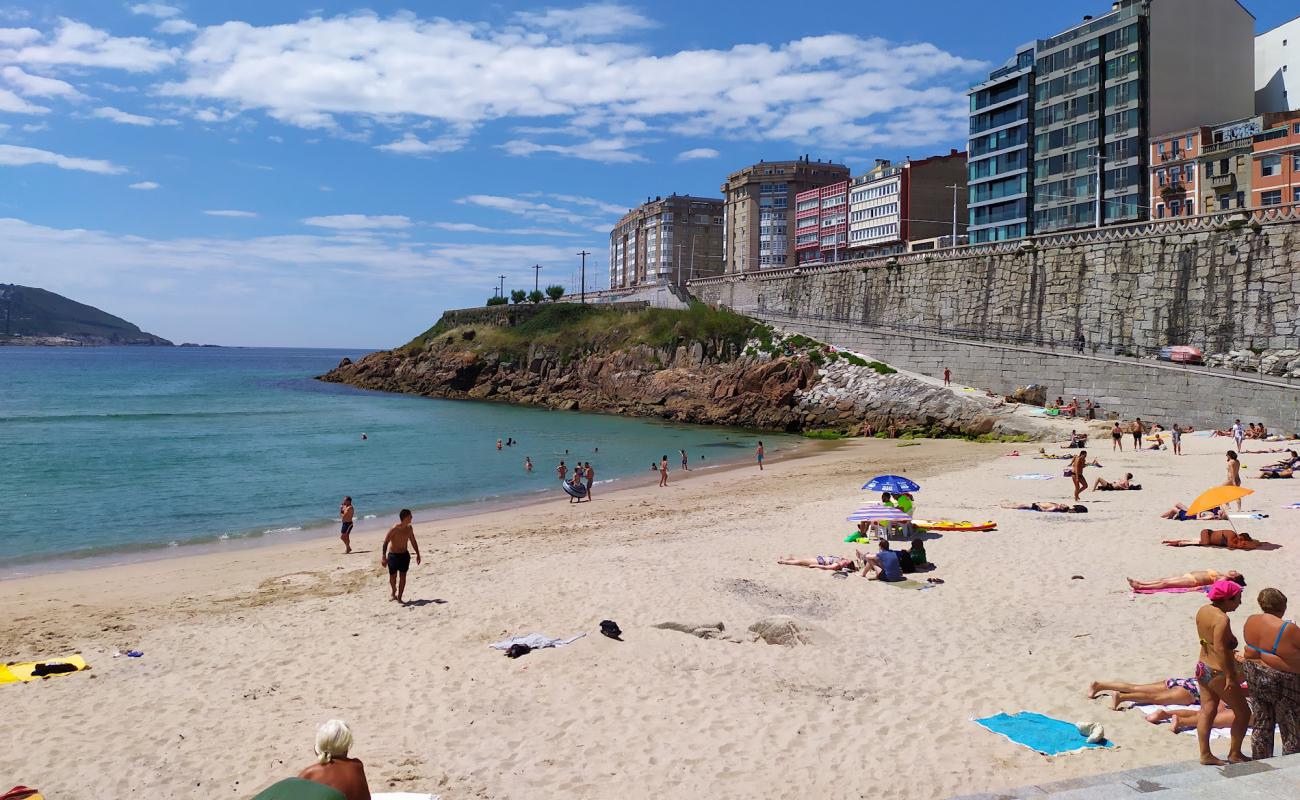 Praia de las Amorosas'in fotoğrafı parlak kum yüzey ile