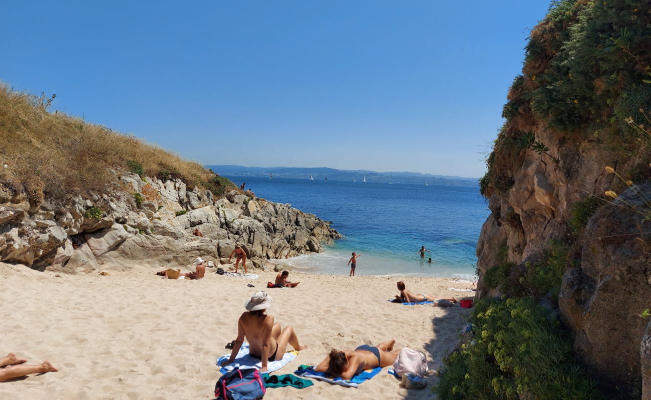 Praia de Adormideiras'in fotoğrafı parlak kum yüzey ile