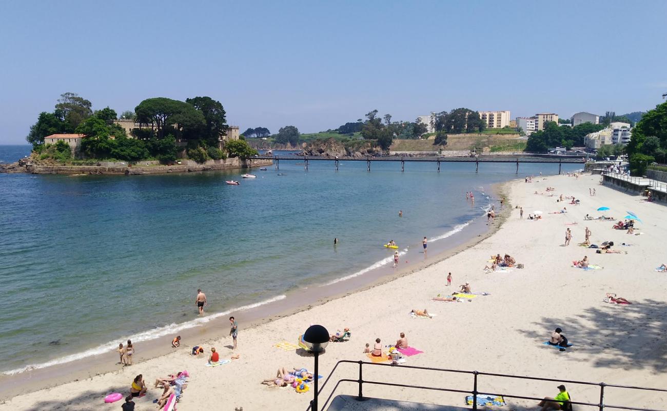 Praia de Santa Cruz'in fotoğrafı parlak kum yüzey ile