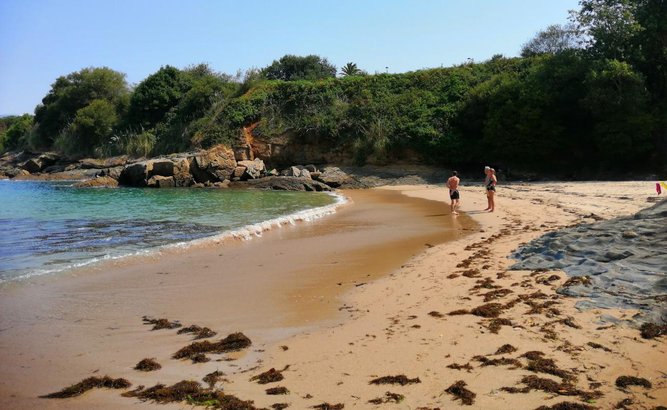Praia de Portelo'in fotoğrafı açık bej kum yüzey ile