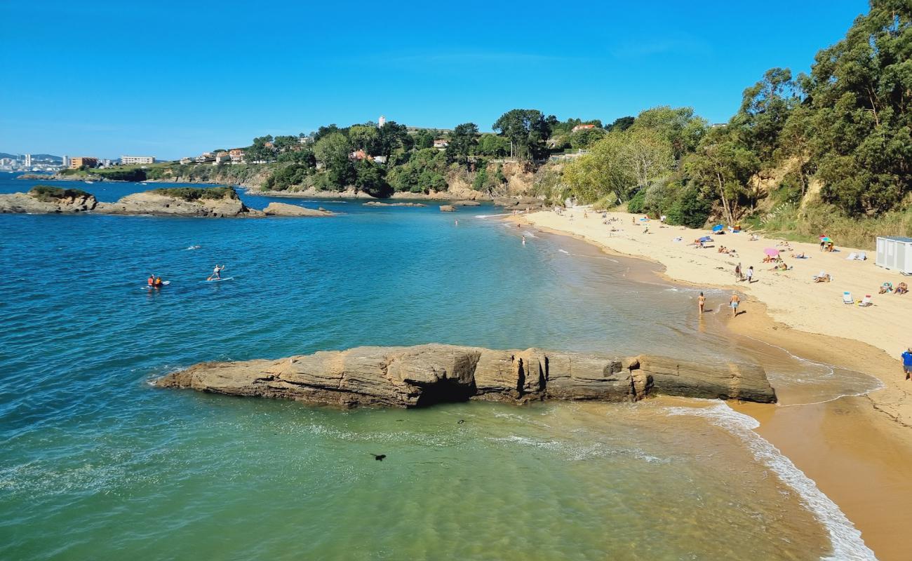 Playa de Espineiro'in fotoğrafı parlak kum yüzey ile