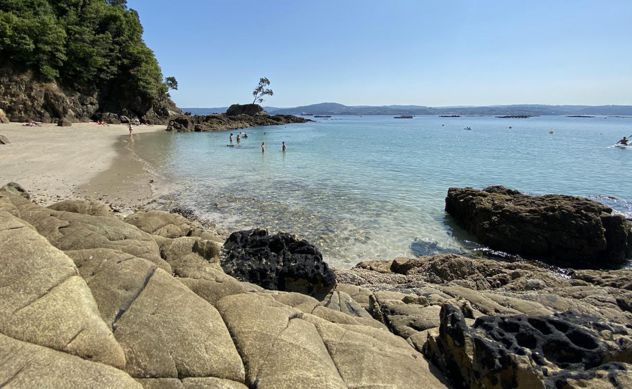 Playa de Lourido'in fotoğrafı açık bej kum yüzey ile