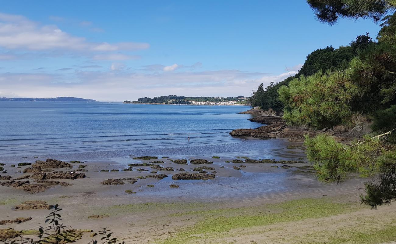 Praia de Chamoso'in fotoğrafı parlak kum ve kayalar yüzey ile