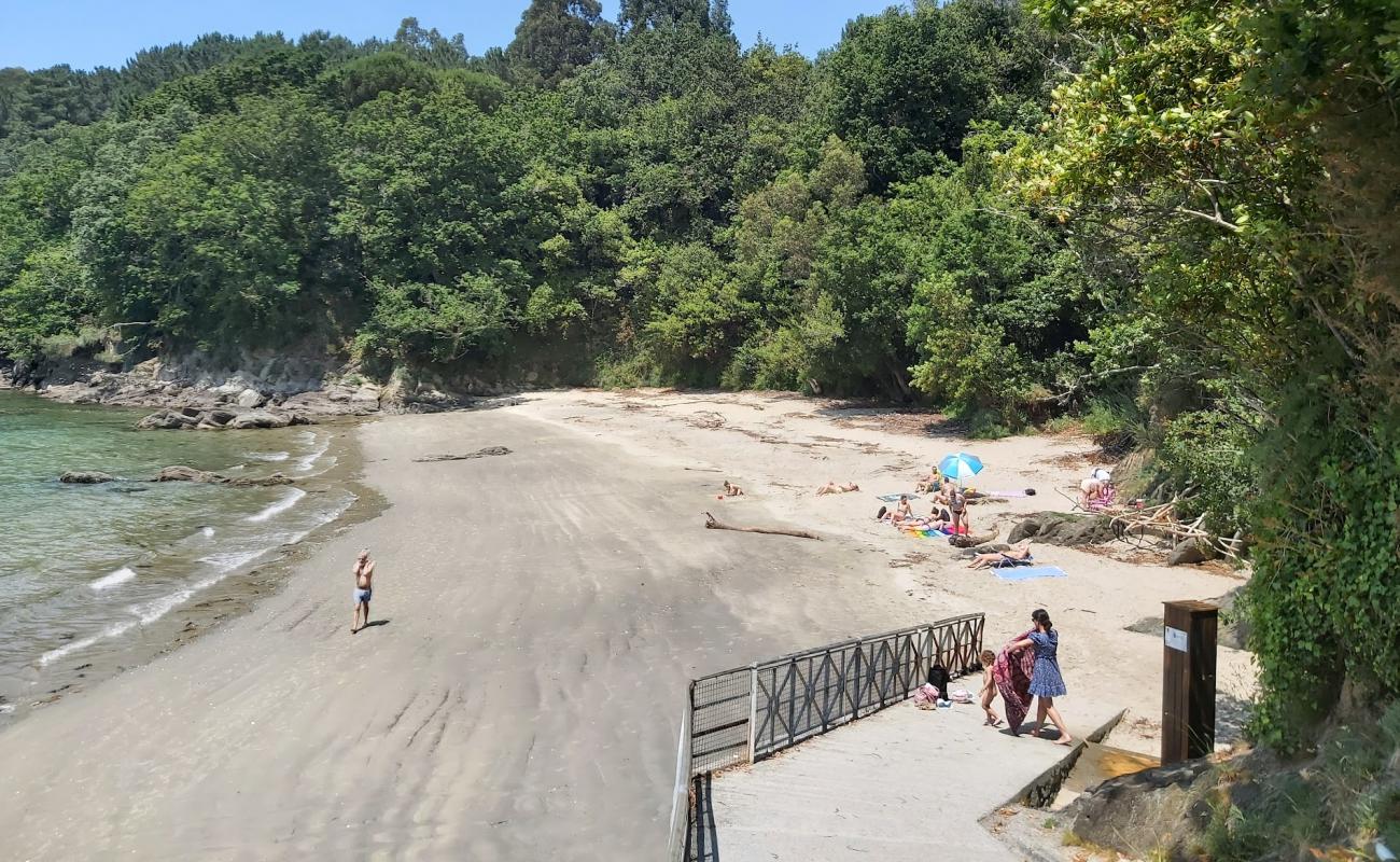 Playa de Almieiras'in fotoğrafı açık bej kum yüzey ile