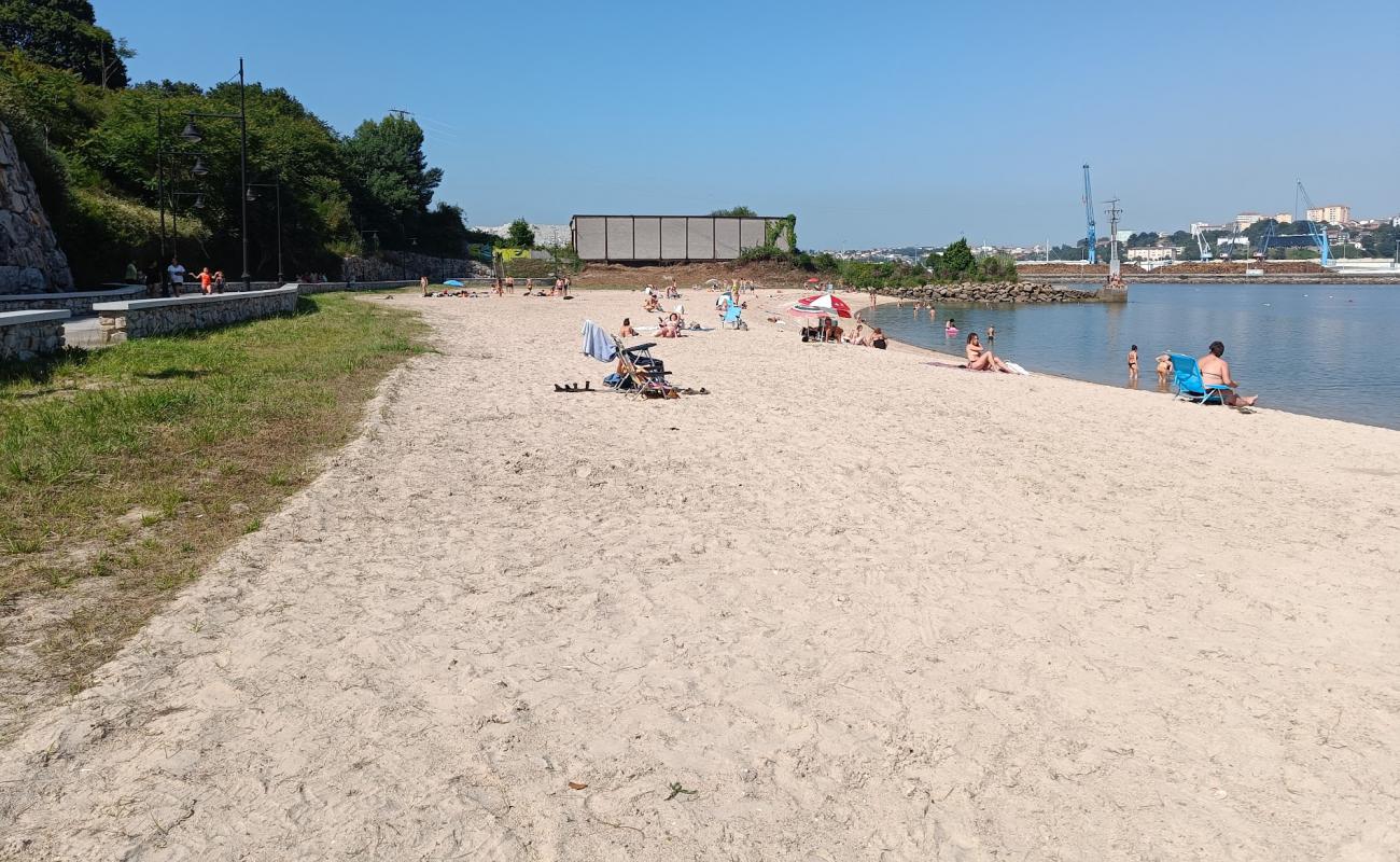 Praia de a Grana'in fotoğrafı açık bej kum yüzey ile