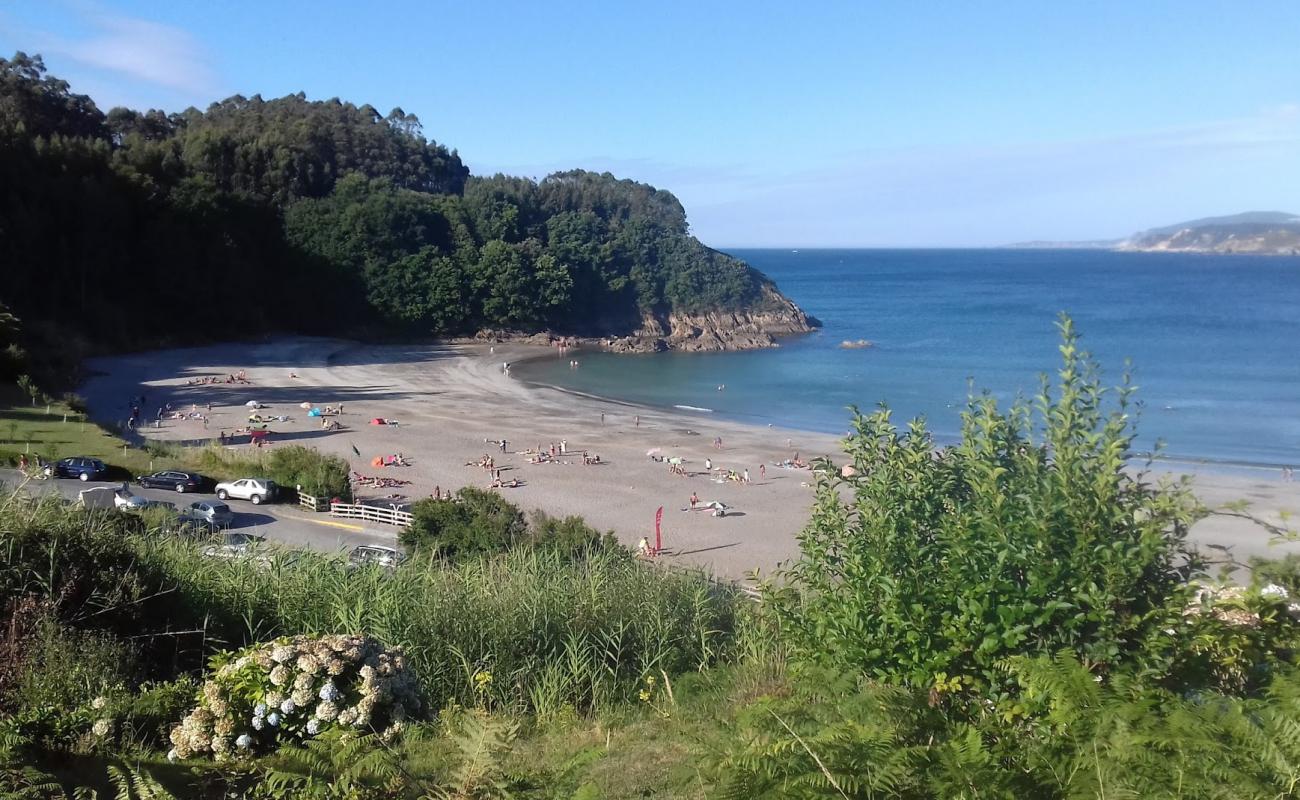 Praia de Fornos'in fotoğrafı gri kum yüzey ile